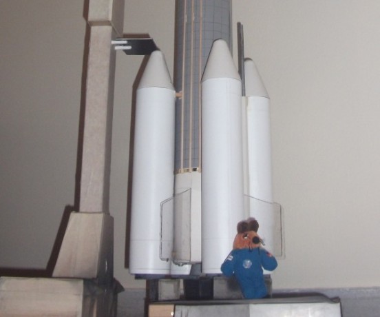 Die vier Zusatzraketen der Mini-Ariane 6 sind 33 cm lang und haben einen Durchmesser von 6 cm. Die Booster der großen Ariane 6 werden 50 Mal größer sein.