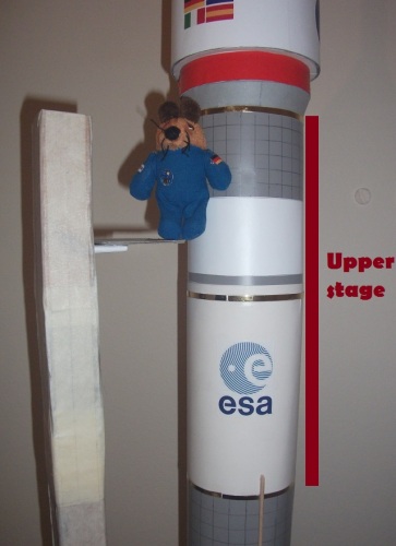 The upper stage of the mini Ariane 6 has a diameter of 9 cm and is 27 cm tall. In the lower part of the stage with the 